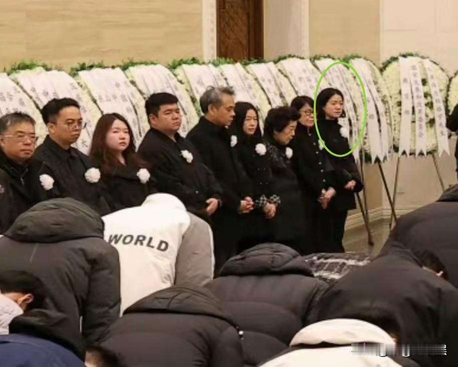 翁帆，在杨先生告别会上的状态曝光！翁帆站在家属的首位，她穿着黑衣，胸前戴着白花