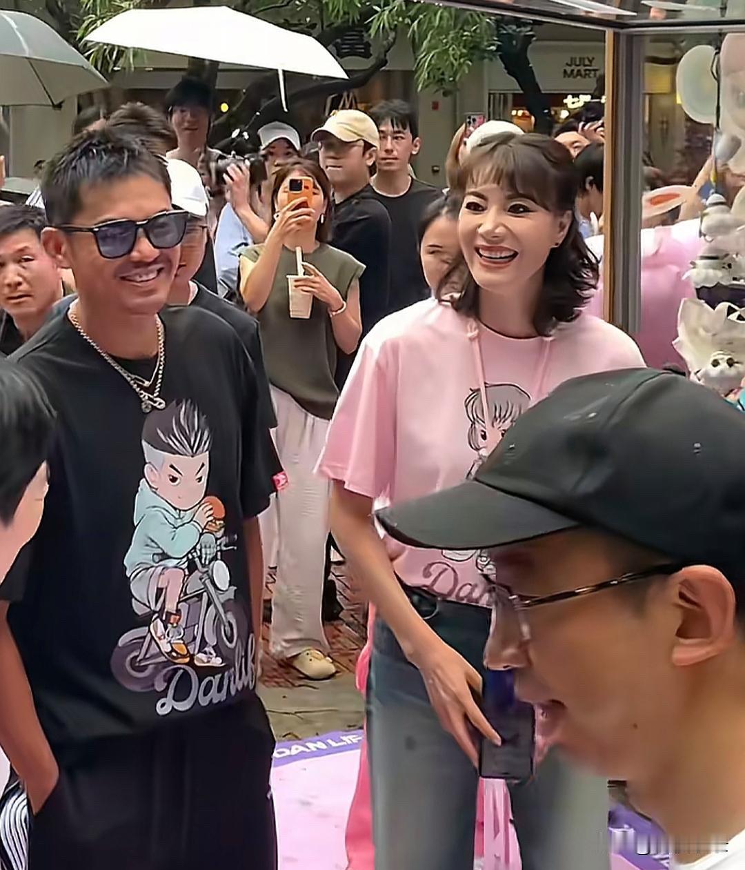 林丹和老婆谢杏芳在深圳出席活动，两个人看起来有点避嫌，几乎没有肢体接触，完全不像