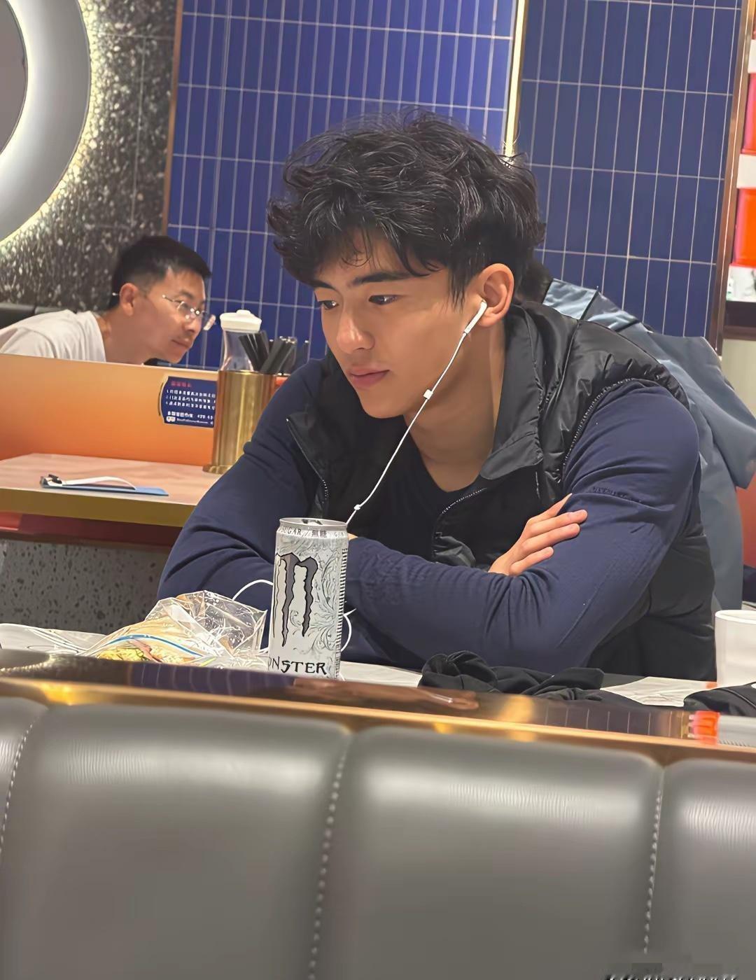 谢霆锋全家合影里藏着遗传密码：父亲直发，爷爷直发，儿子却顶着一头自然卷。网友盯