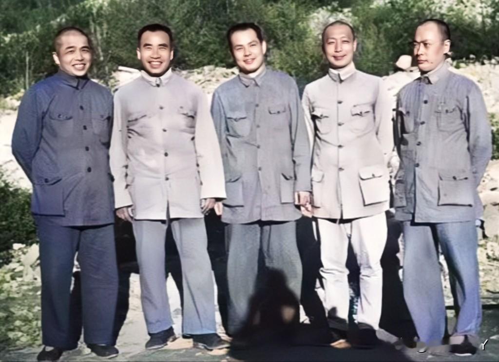 这才是1944年他们五人在延安期间的珍贵合影，这绝非演戏，也绝非电视剧里的演员，