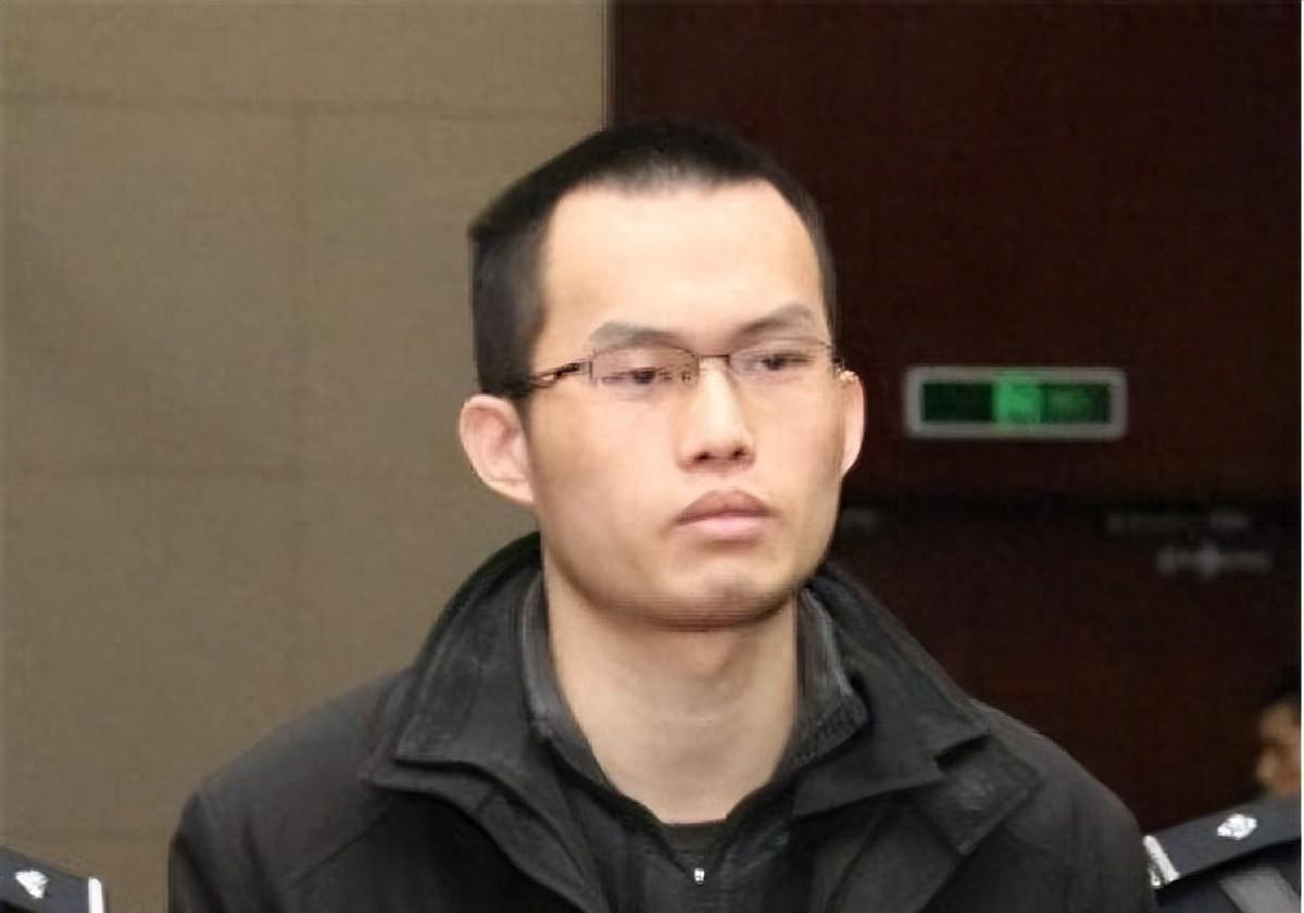 2013年4月1日早上，黄洋在寝室接了杯水，喝完就吐，以为是愚人节整他。没人想到