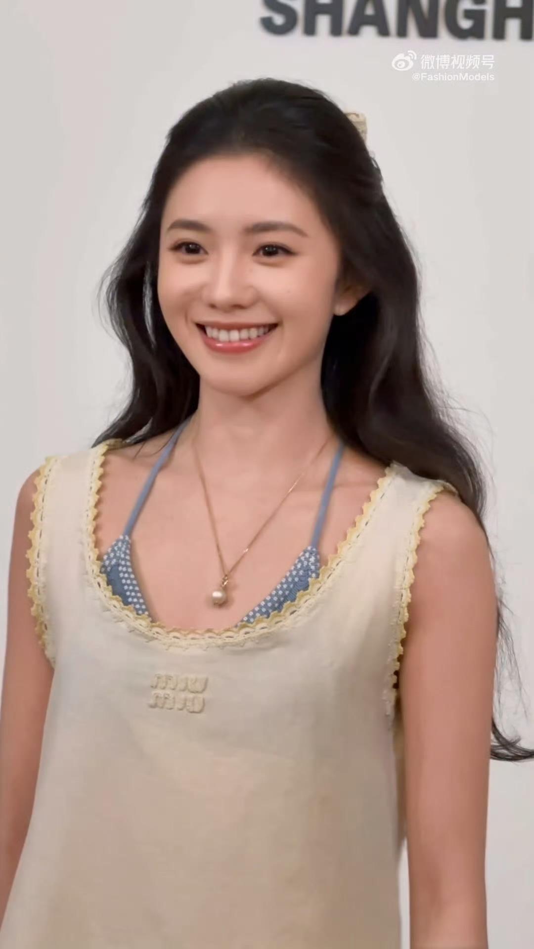 刘浩存miumiu活动现场图，笑起来好甜好可爱。