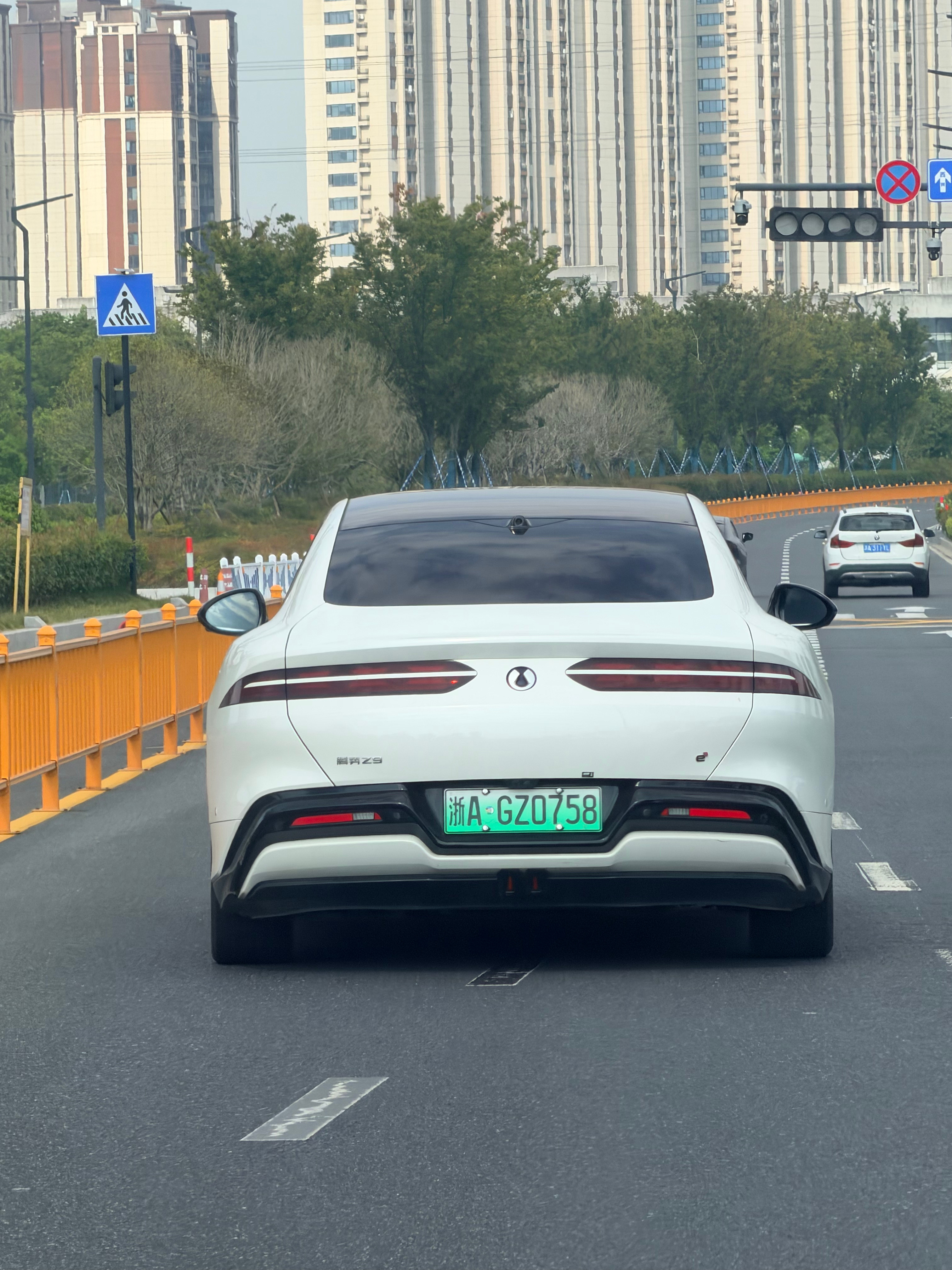 无敌了，看到比腾势N7还稀有的品种，姿态还是很好的[笑着哭]大v聊车比亚迪