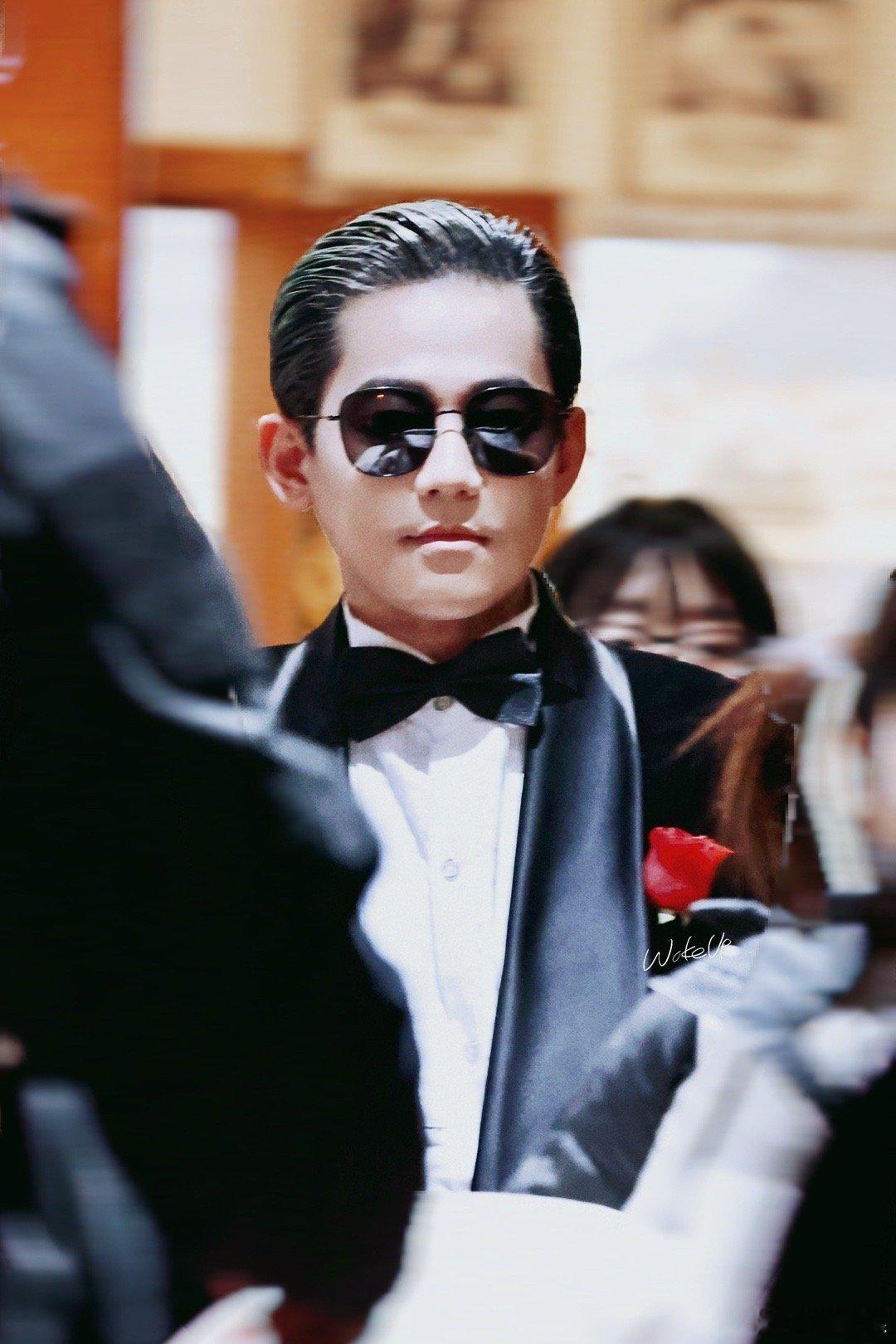 苏醒上海滩裂哥苏醒这次的造型让人眼前一亮，把上海滩的氛围感拉满，一出场就自带