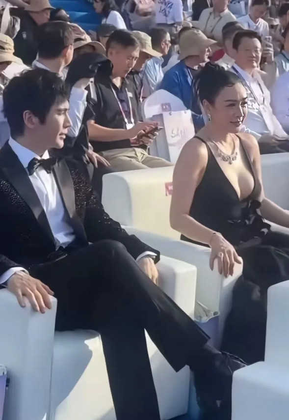 你可以质疑钟丽缇的眼光和演技，但她火辣的身材怕是没多少人能反驳。如今娱乐圈以