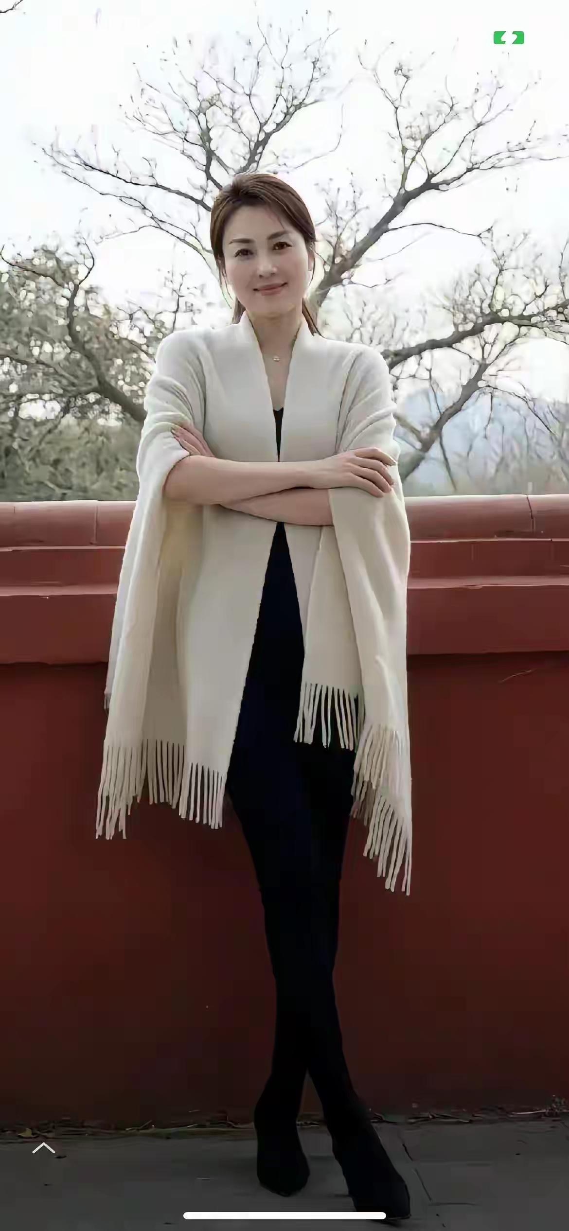 不管多大年龄，她这种气定神闲，从容自信优雅的姿态，不输贵妇气息！