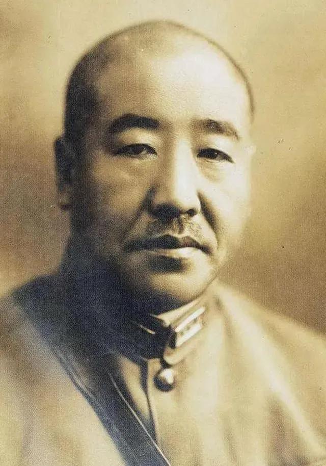 1943年,国军上将庞炳勋藏身的山洞,被日军包围,危机时刻,卫全部队战死,少将高