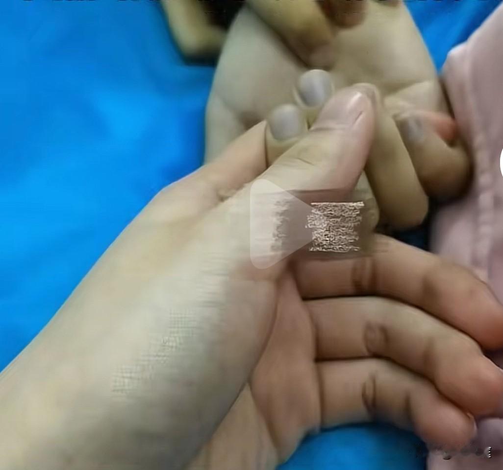 哭着找妈妈倒地身亡的9岁女孩是1月11日离世的，事发前，妈妈已经哄了她一个多小时