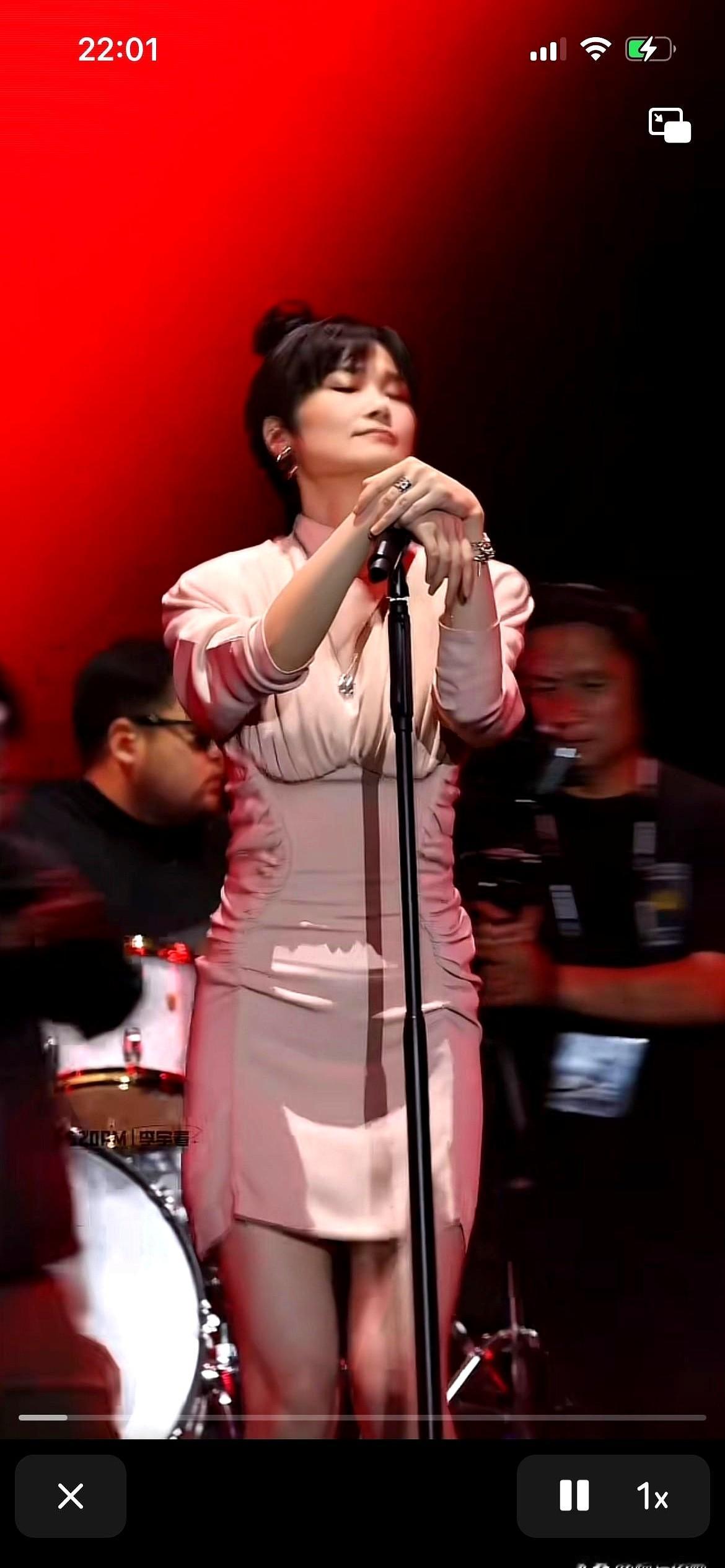 李宇春演唱会制作，真就没对手了？最近聊她演唱会造型，一件衣服被说显肚子，有人