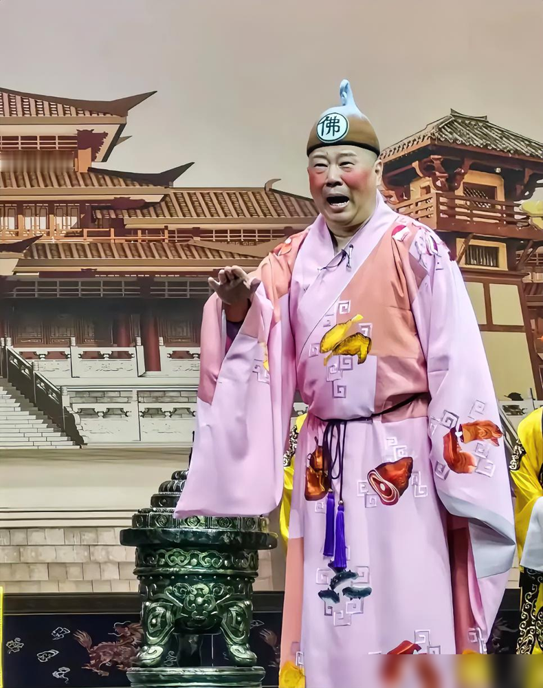 郭德纲当场要收沈腾当徒弟，还赐名沈云腾，沈腾就回了一句，我吃不了这碗饭。《欢乐喜剧人》那期，沈腾破天