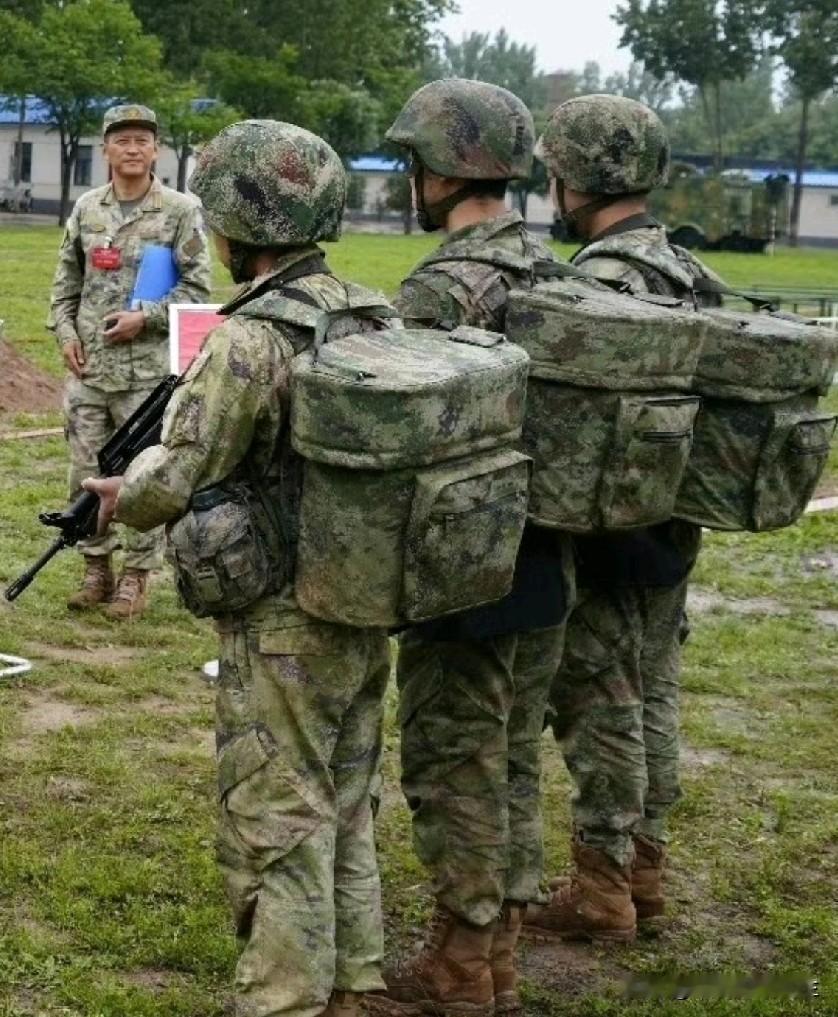哈哈哈，咱们这个四四方方跟送外卖一样的方盒子背包，莫非现在战场上也可以点“外卖”