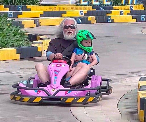 我发现杜星霖不怀好意啊，不是带着张纪中玩跷跷板。就是爬雪山玩碰碰车，你别忘了张纪