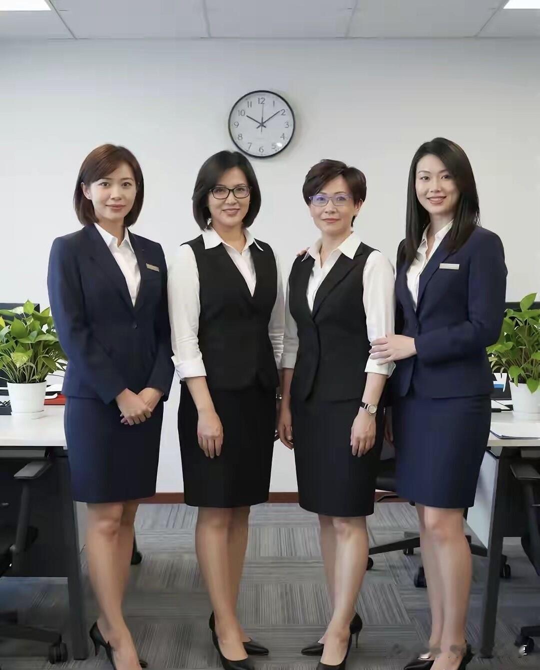 这四位美女在体制内，谁会是领导级别的呢？从颜值上看，右一这一位最漂亮，身形高挑，