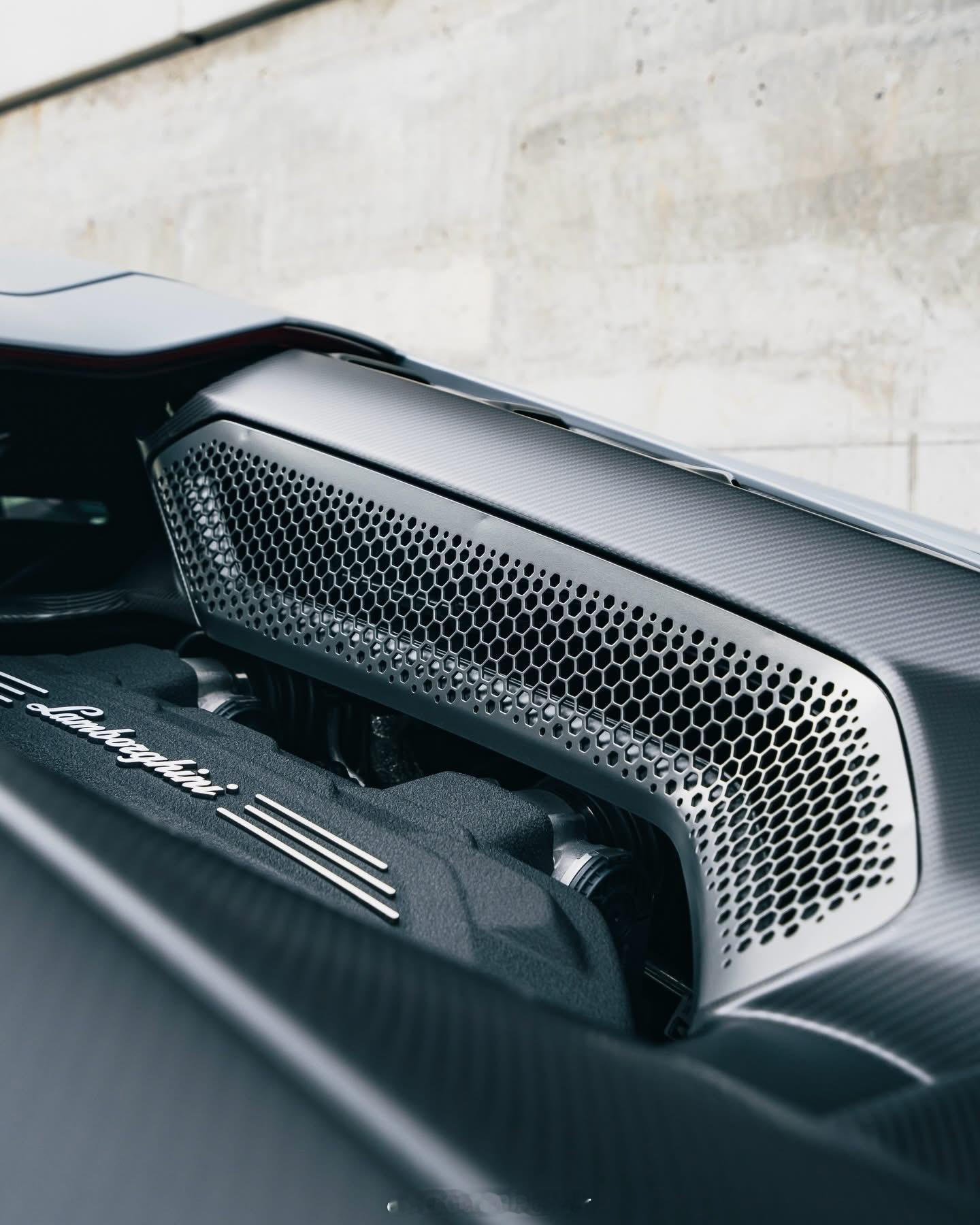 兰博基尼去年实现全球销量历史新高全新大牛功不可没👉👉👉哑光灰🩶🩶🩶?