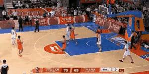 萨林杰扔球砸裁判，是怎么回事？从图中看到，萨林杰只是随手一扔，估计是想把球扔给