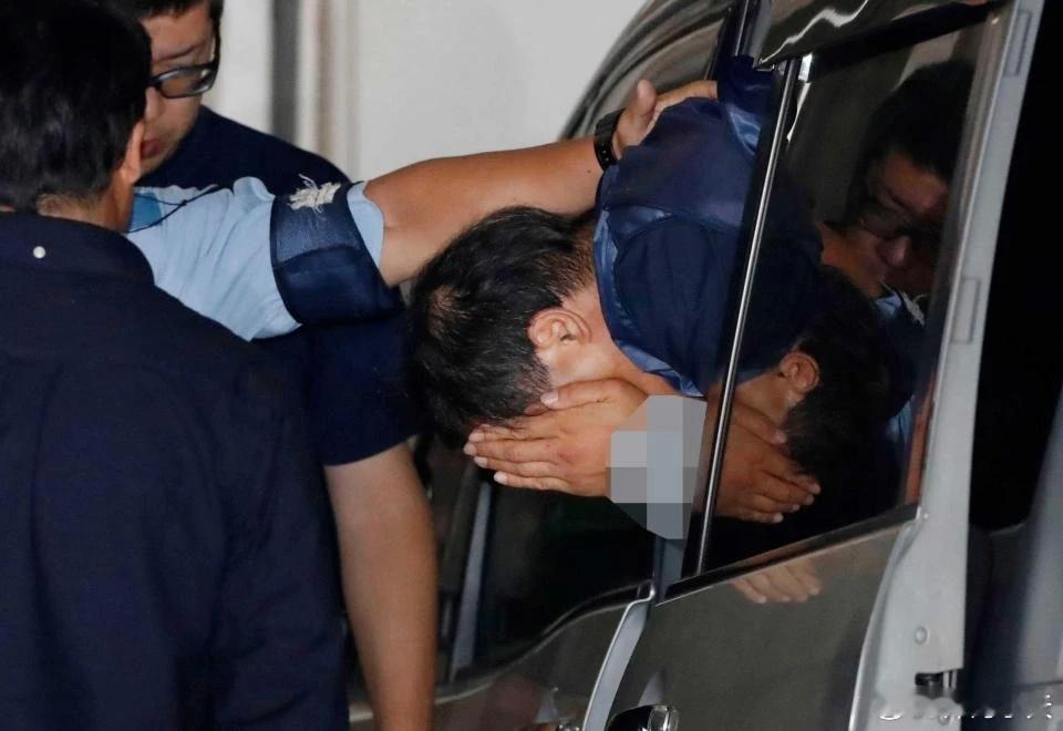 作为一个东亚国家，日本媒体也是会给嫌疑人打马赛克的。只是……这马赛克和日本动作片