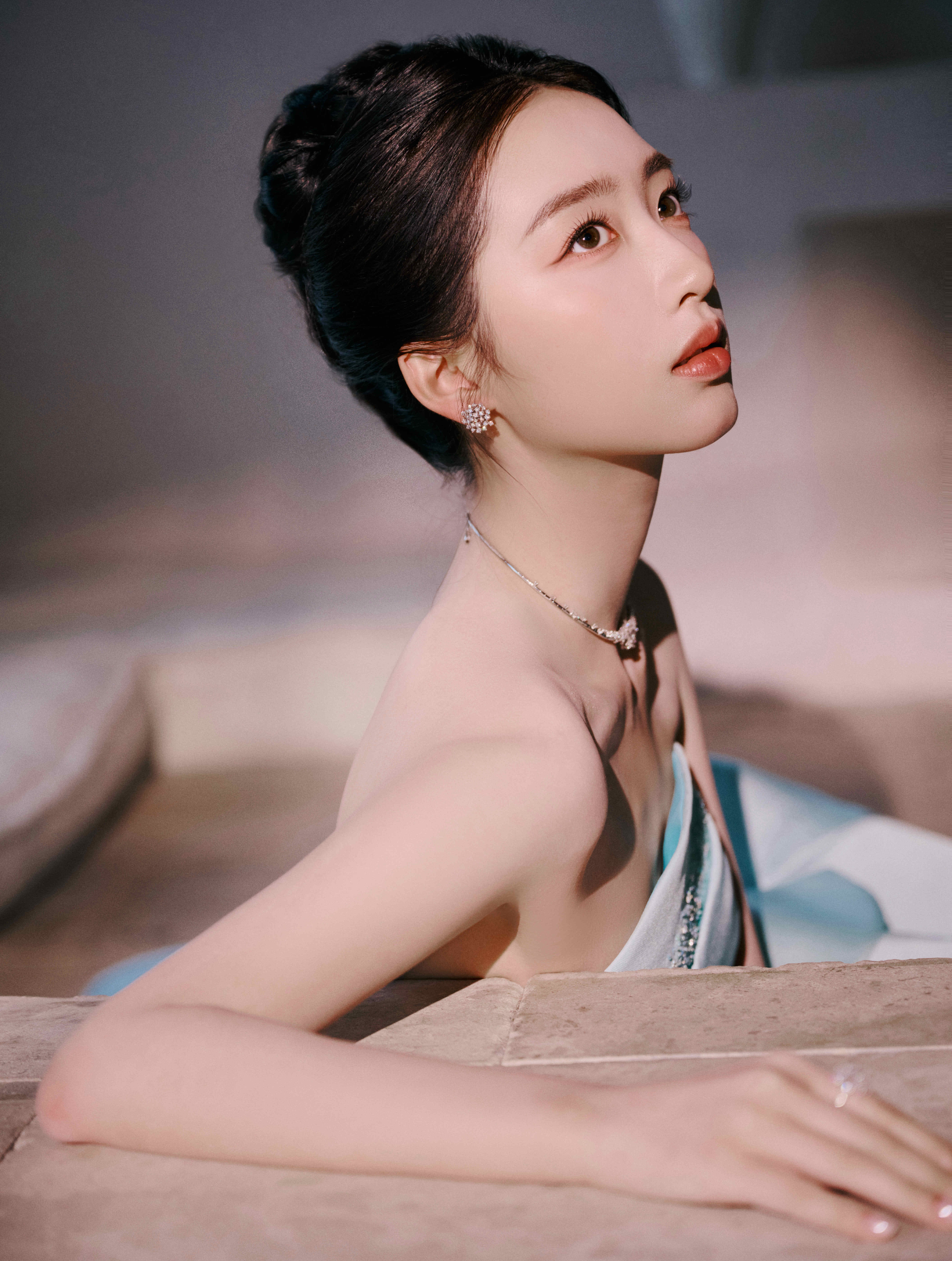 邓恩熙冰蓝礼裙裹着曼妙身段，抹胸裁出精致肩颈线，高盘发衬得天鹅颈愈发纤长，裙摆