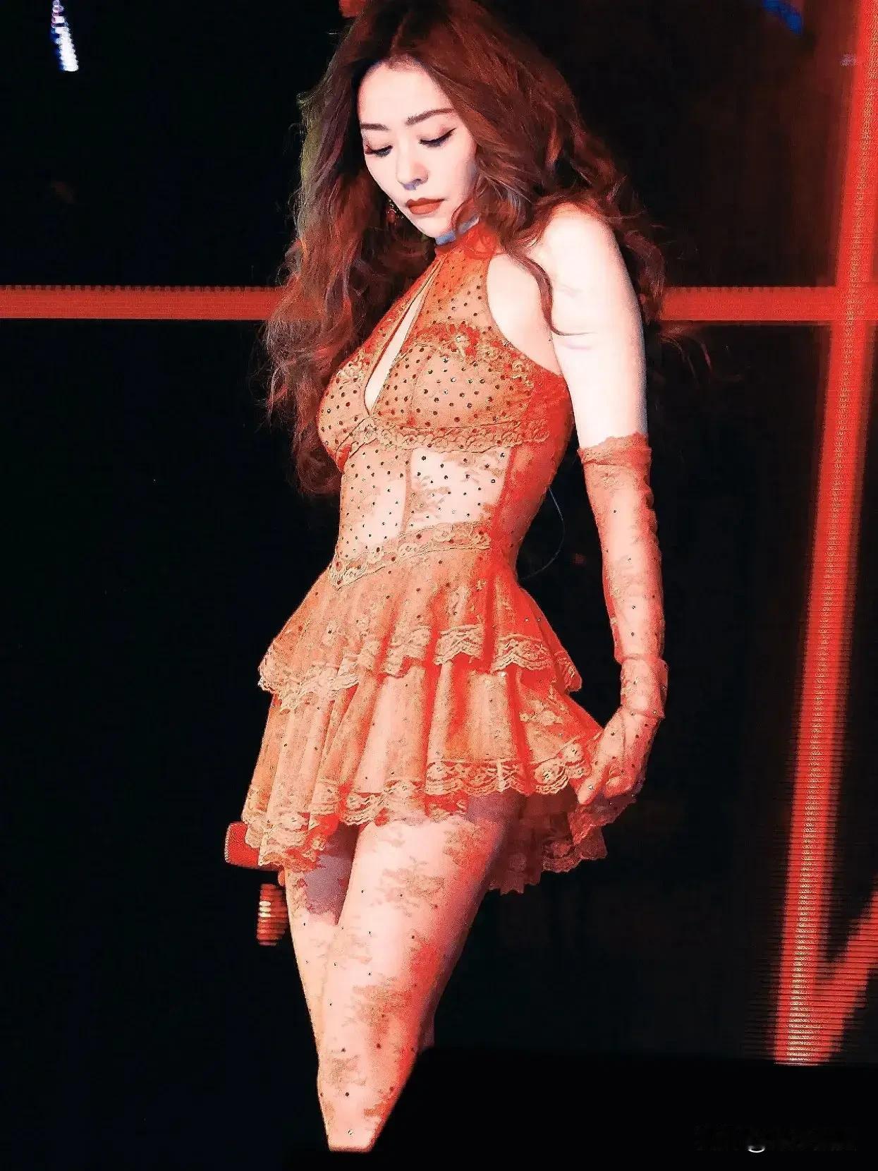 脱下红色披风那一刻，她就不是张靓颖了！以前的张靓颖是文艺中带着优雅的是少有的