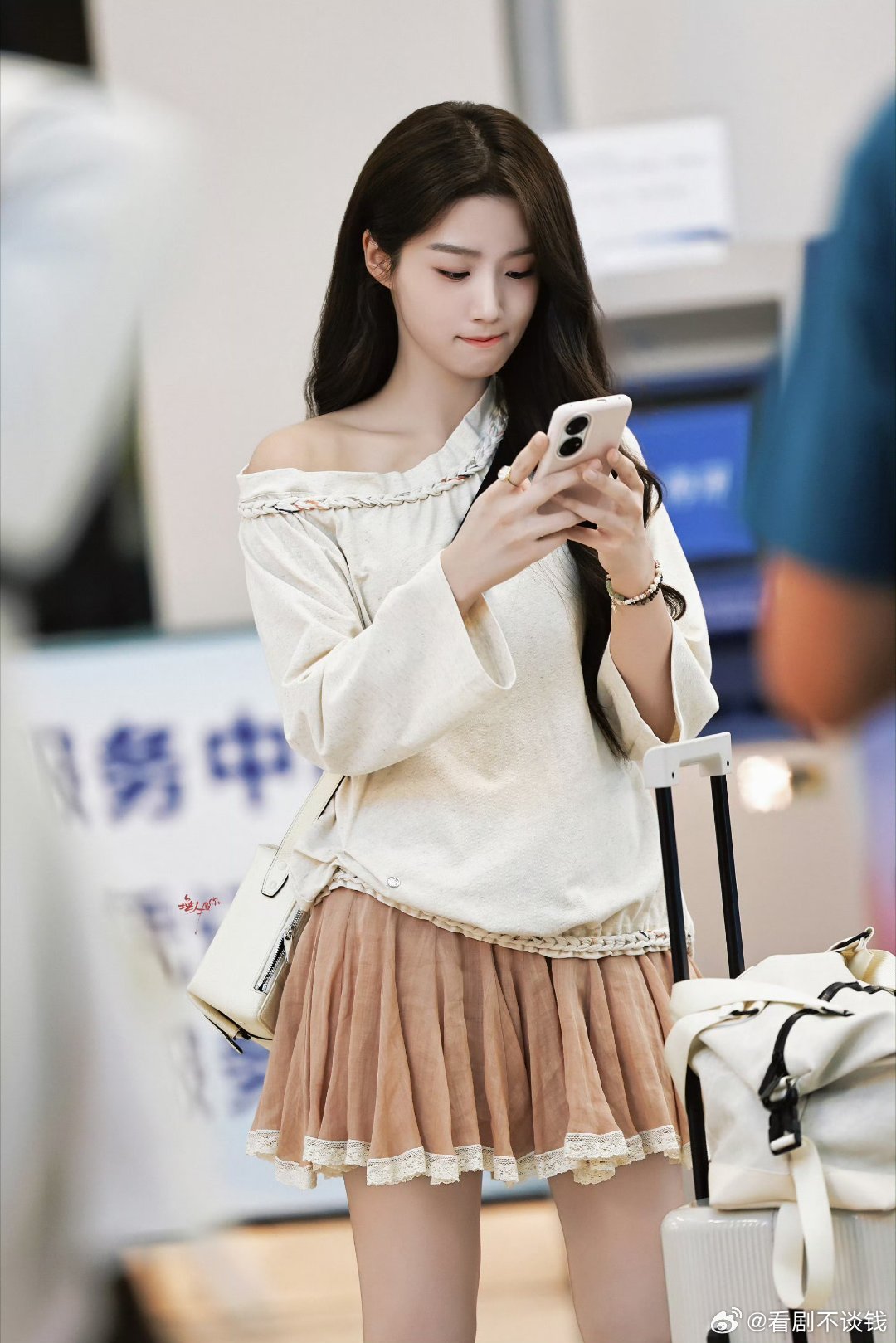 折月亮云厘路透🈶这个噜噜美得要死卢昱晓卷发萌死谁了​​​