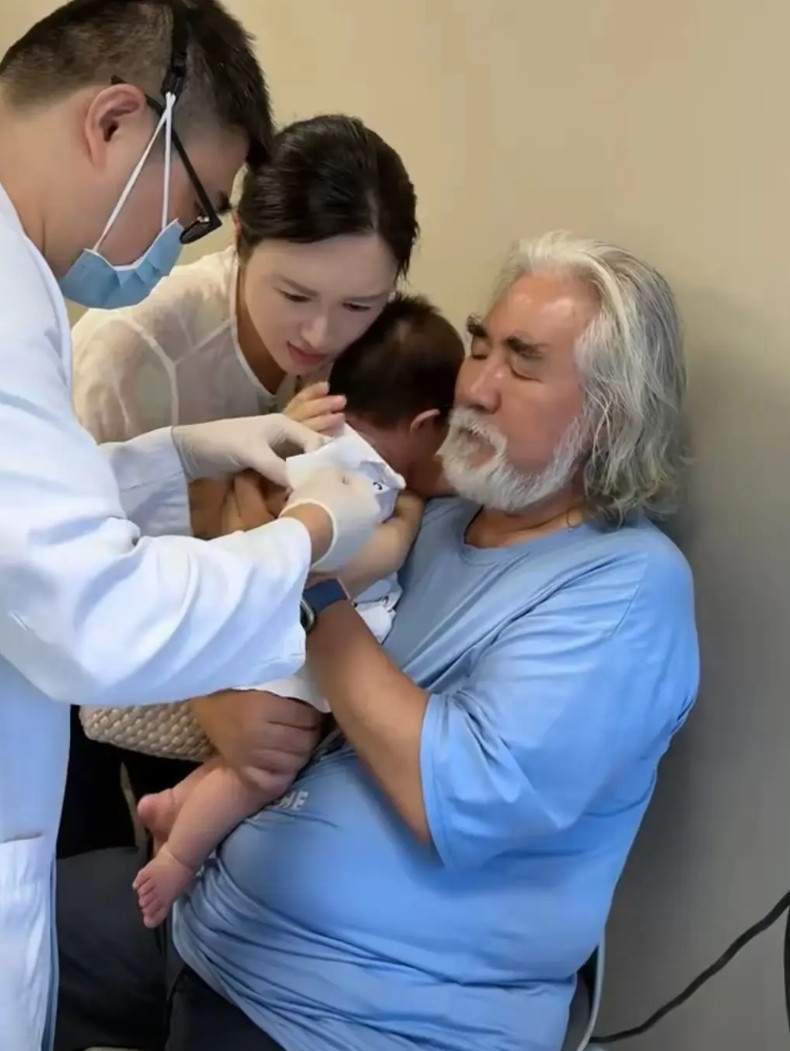 张纪中的最小孩子因为保姆进医院了。我妈看完视频后沉默了一会说了一句话：难怪现