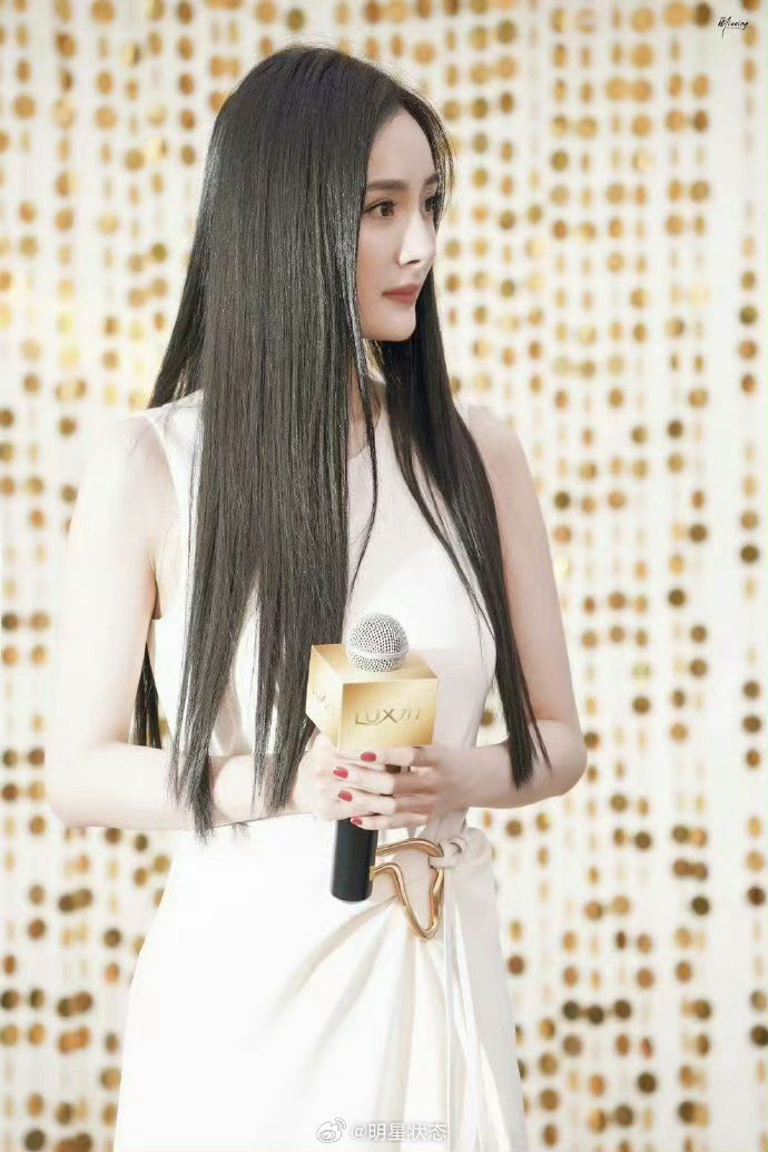 杨幂头发黑长直真好看​​​
