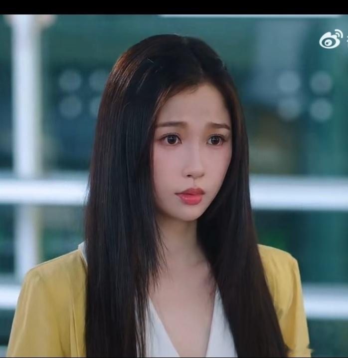 很努力的化妆和滤+瞪眼，眼睛似乎显得不小了，依然感觉不到任何美感，因为鼻子嘴巴脸