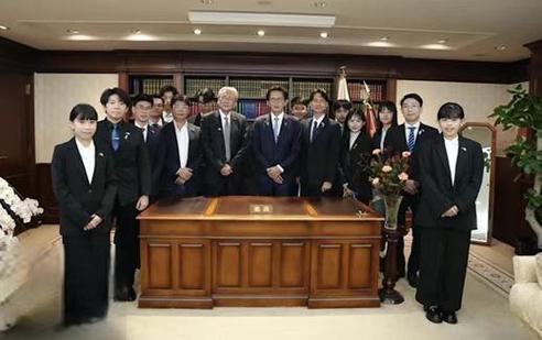 网红“馆长”12月27号将会在抖音开启他首次直播带货，这段时间他卖力吆喝恳请大陆