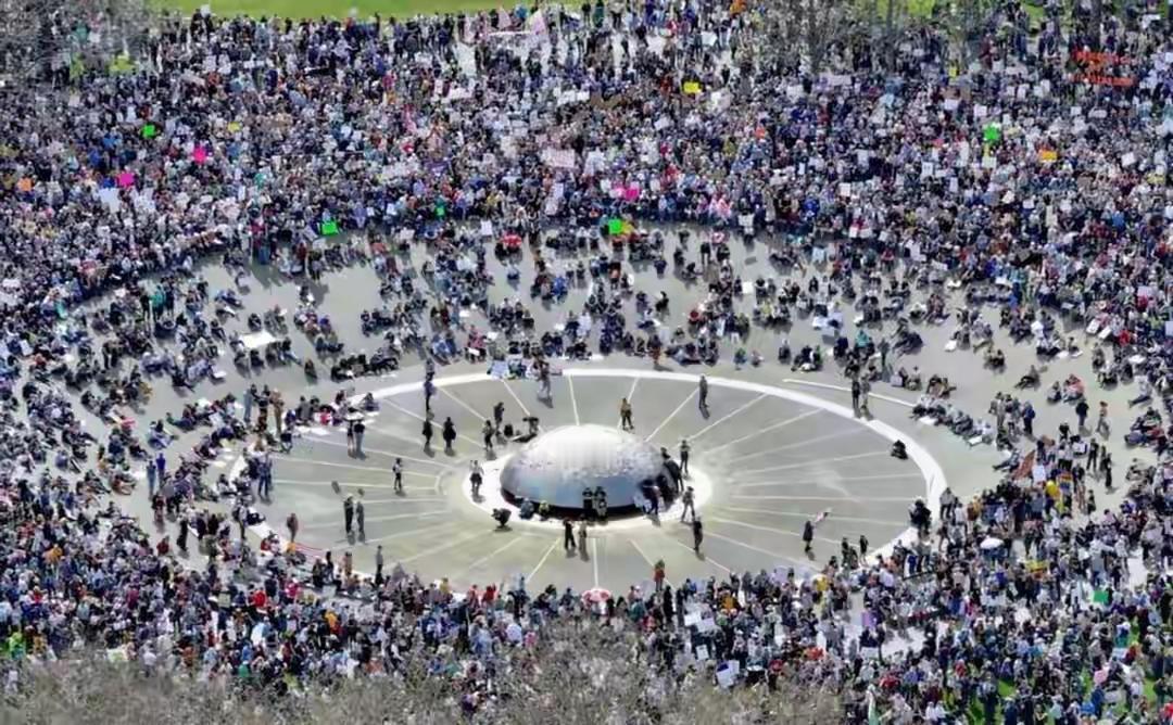 当不成总统了？美国爆发大规模混乱，特朗普被联手逼宫暴风雨正在加速到来。美军司