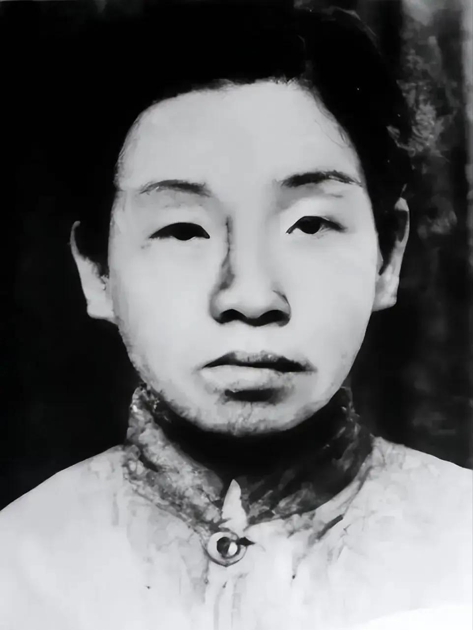 渣滓洞监狱中，特务给女共产党员邓惠中上老虎凳时，无意中碰了一下她的脚底板，邓惠中