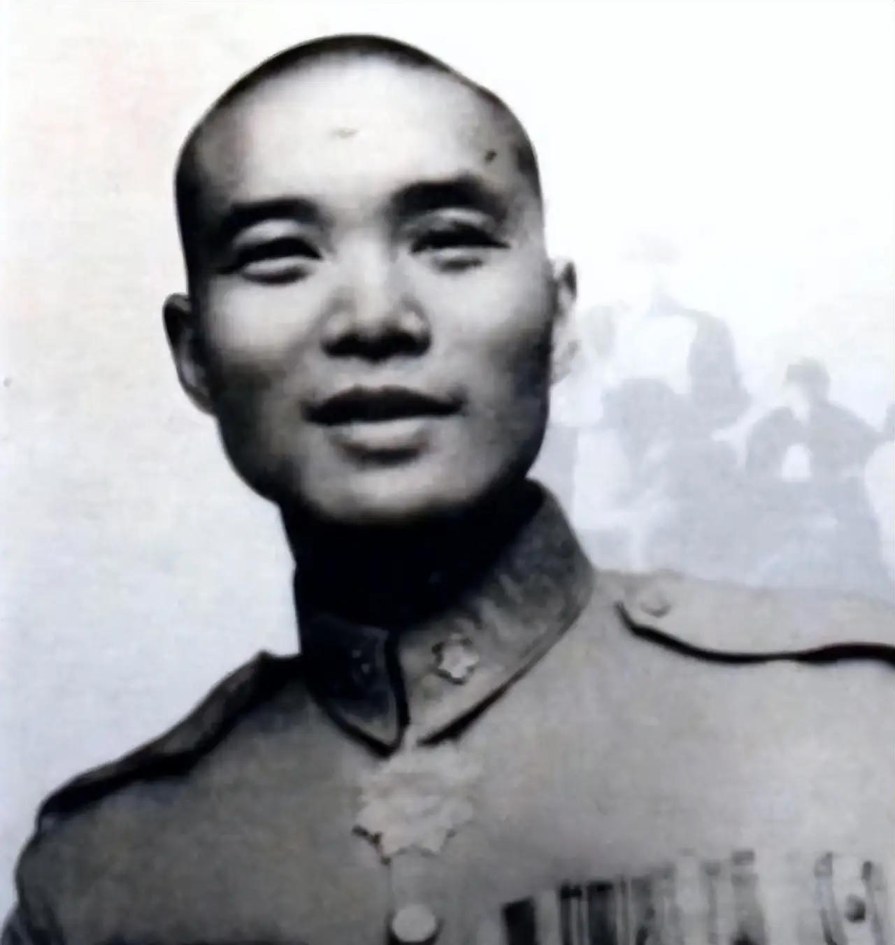 1980年，沈醉赴港探望亲人，得以晤面早已另嫁他人的前妻粟燕萍。他沉吟须臾，面向