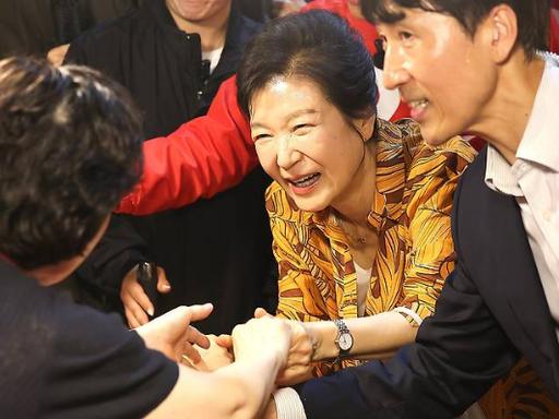 韩国地方选举进入冲刺阶段，淡出公众视野九年的前总统朴槿惠再度现身政坛。73岁的