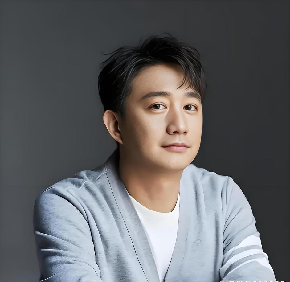 黄磊后来回忆说：当年蒋勤勤刚进大学第一天，整个校园都轰动了。我直接翘课，高晓松也