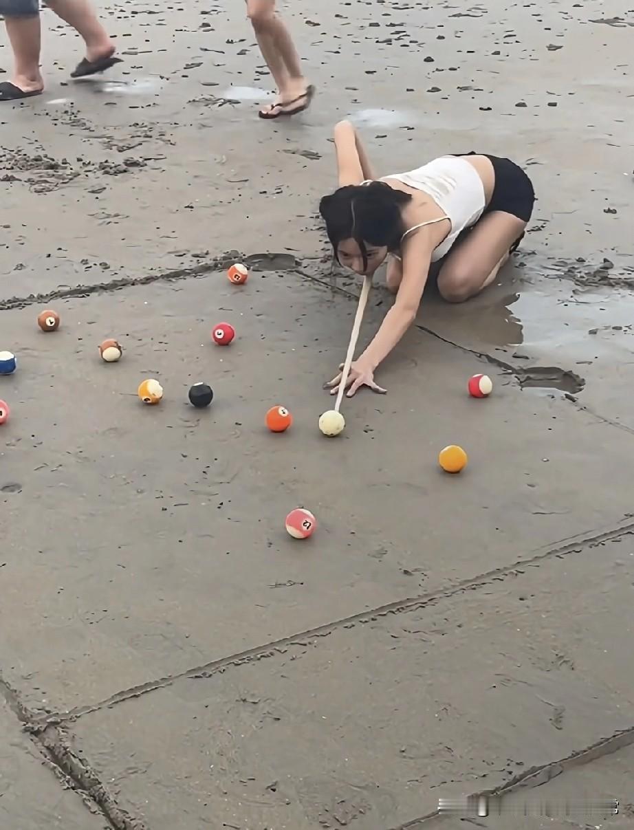 丁俊晖来了这片沙滩，怕是也得被虐到怀疑人生！你看这沙滩台球：拿树枝当球杆，