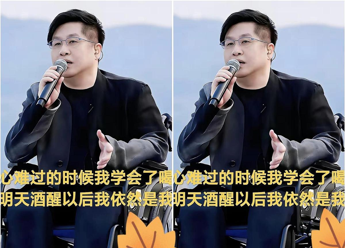 他登机,没要人背,没要人抬,自己推着轮椅就上了飞机。别人说他可怜,他说:我不过