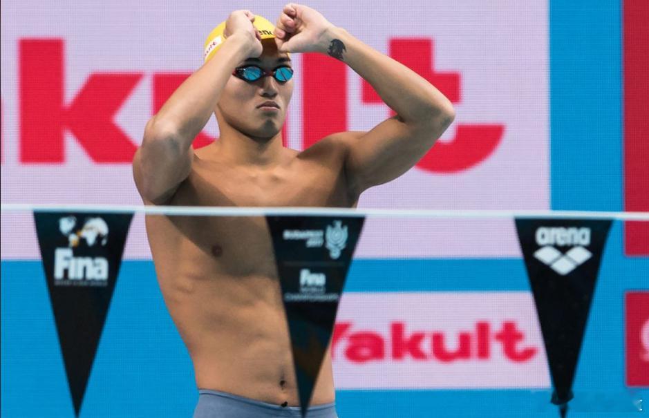 徐嘉余开始包揽仰泳三冠之战全运男50仰预赛超大优势排名第一11月16日上午，全