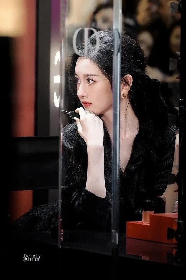 宋祖儿dior线下活动状态豪门千金感拉满了宋祖儿的腿健身房偶遇宋祖儿​​​