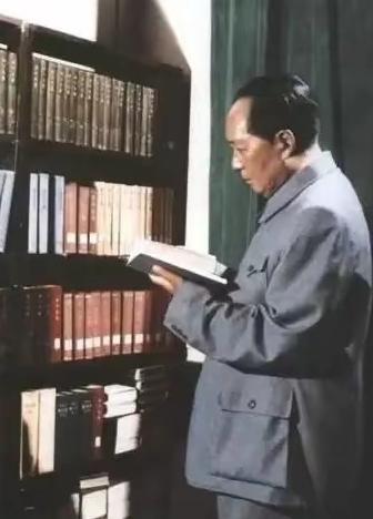 提起毛泽东，人们往往想到他在中国近现代史上的重大影响。但如果把视角拉近一点，看看