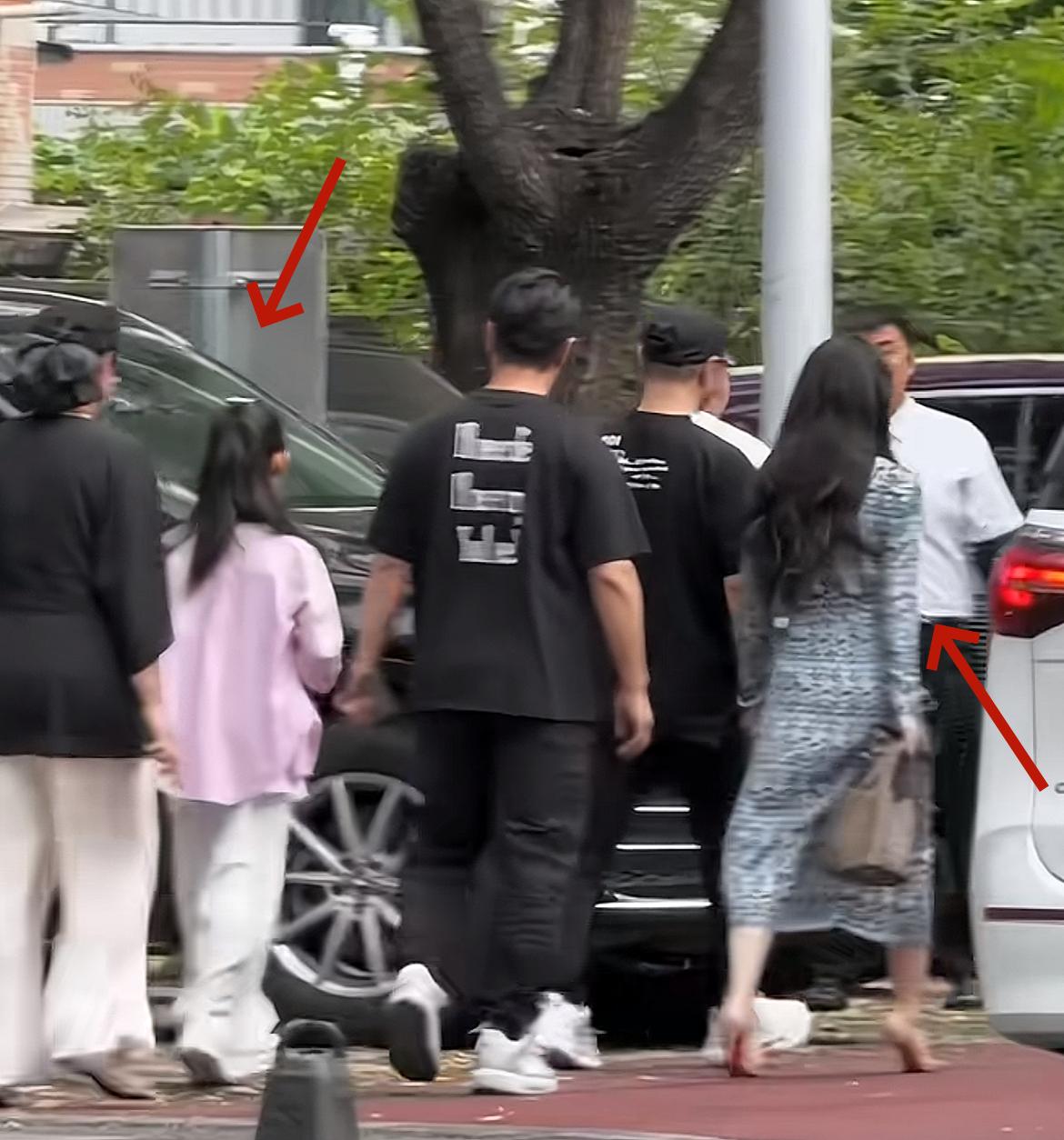 汪峰疑将继女接到北京读书，学费高达26万每年（这部分钱应该是妈妈森林北出的，毕竟