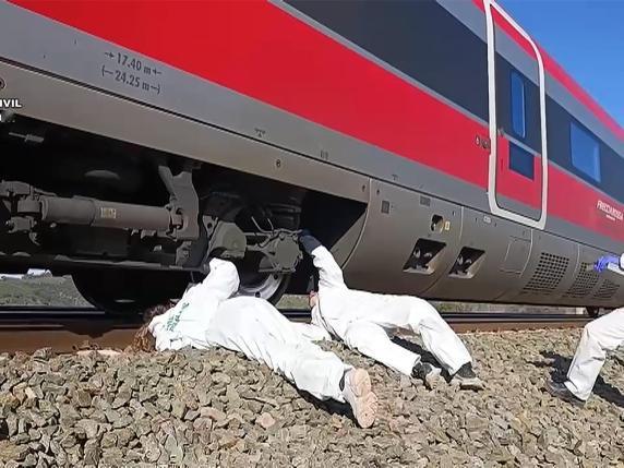 西班牙又发生两起脱轨事件！或许事不过三？西班牙国王夫妇刚从第一起现场回来：