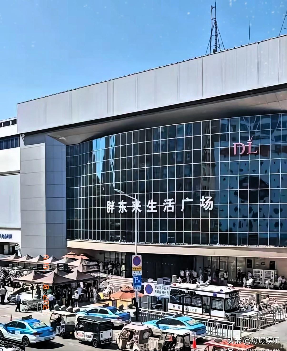 这场对峙，从一开始就不在一个量级上。房东盘算得很精。地段是死的，人是活的，你