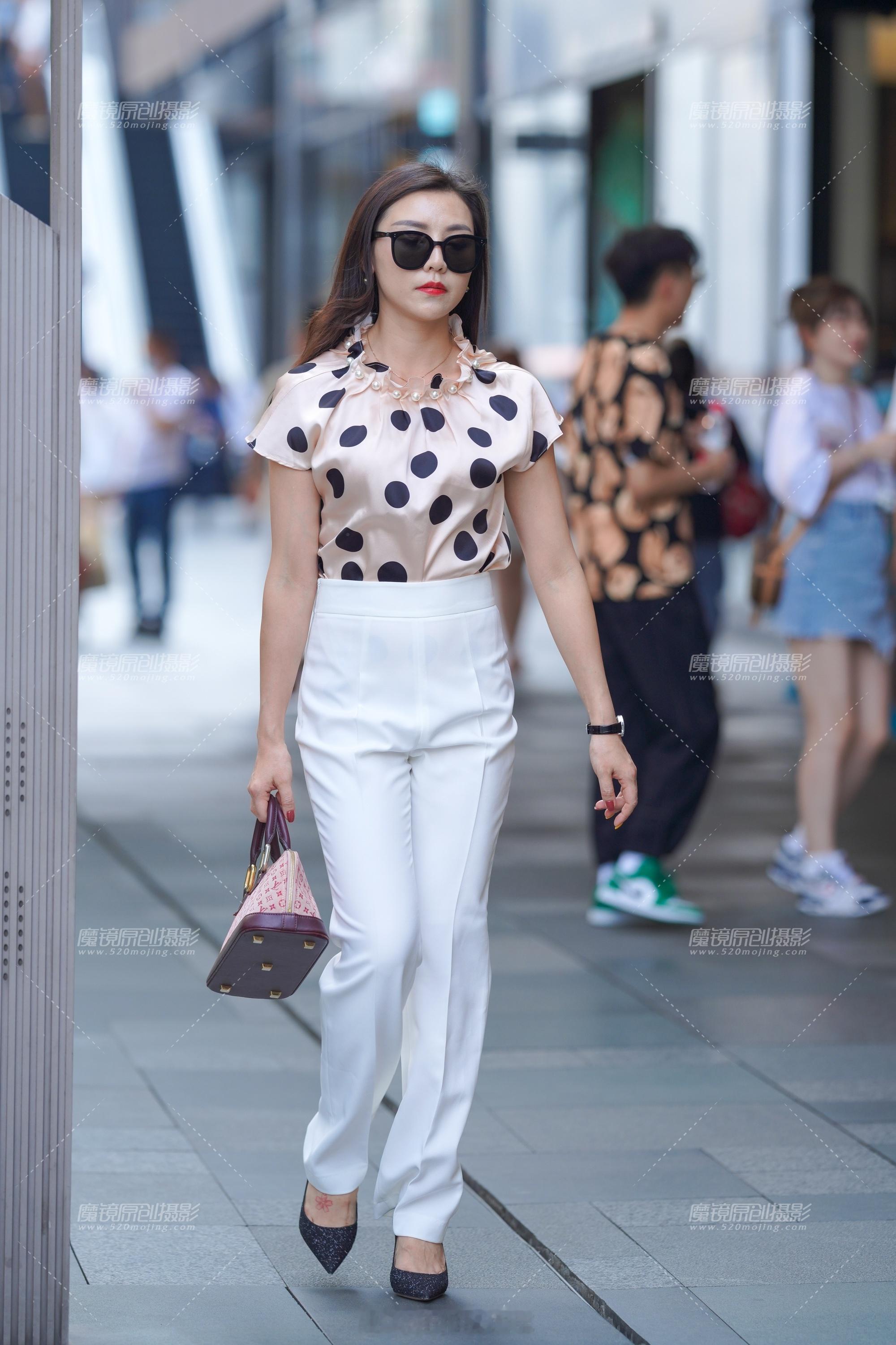 这样一身休闲，配高跟，也不错！潮流穿搭