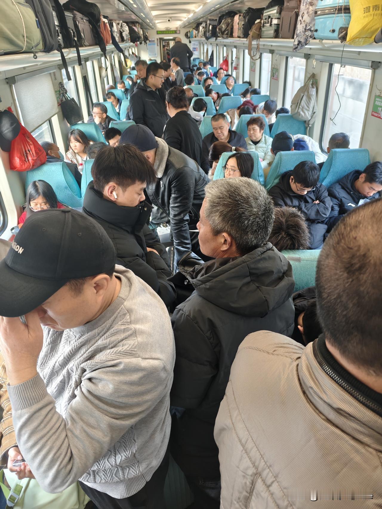 从广州白云站始发满员，经过湖南全境后人陆续下去了一些，但是一到武昌，人又站满过道