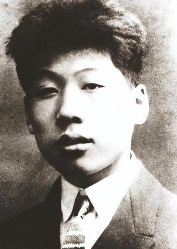 1945年，300多名日军沦为俘虏，其中一名日军少佐胆大妄为，竟指着伍修权腰间讨