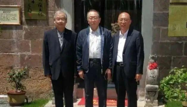 不治了，省点钱。2000年的一天，张翼拿着直肠癌晚期的诊断书，手抖得连纸都快