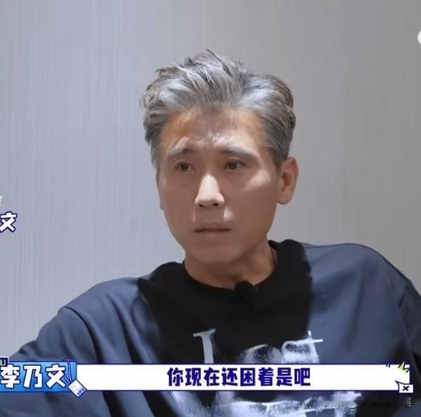 李乃文关心的问胡军：“什么情况？”胡军无精打采的一边关门，一边说：“别提了。