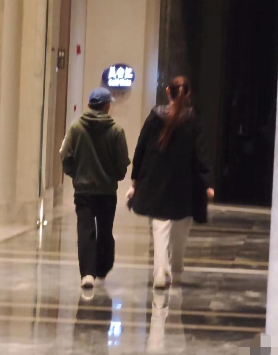 王宝强与新女友冯清同框，冯清1米78个子太高了，显得王宝强好矮！4月7日，有