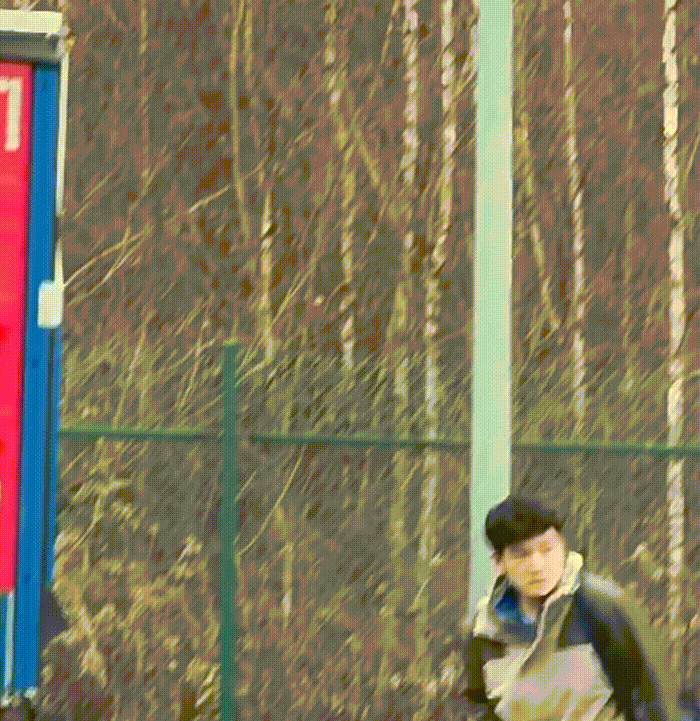 樊振东上班了！看得出来樊振东又烫了个新的发型。是的，今天的东哥是个卷毛小熊。东