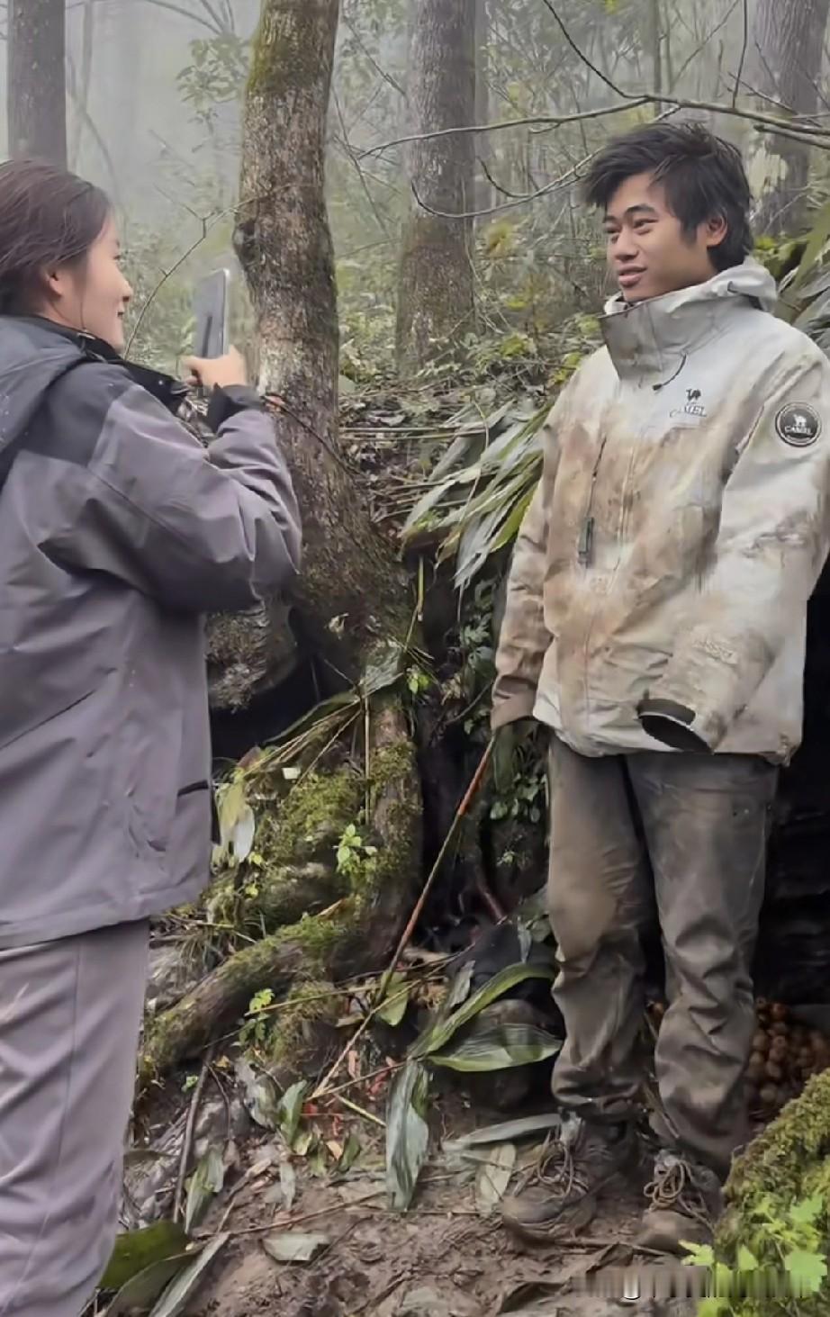 荒野求生最幸福的大学生，有美女记录生活！现在大学生都这么会玩？在雾气弥漫的