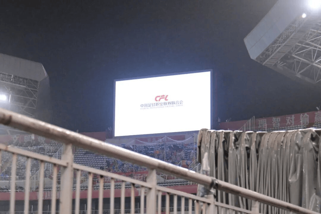 《足球》: 中超现场观众人数同比增32.4%, 票房总收入增37%