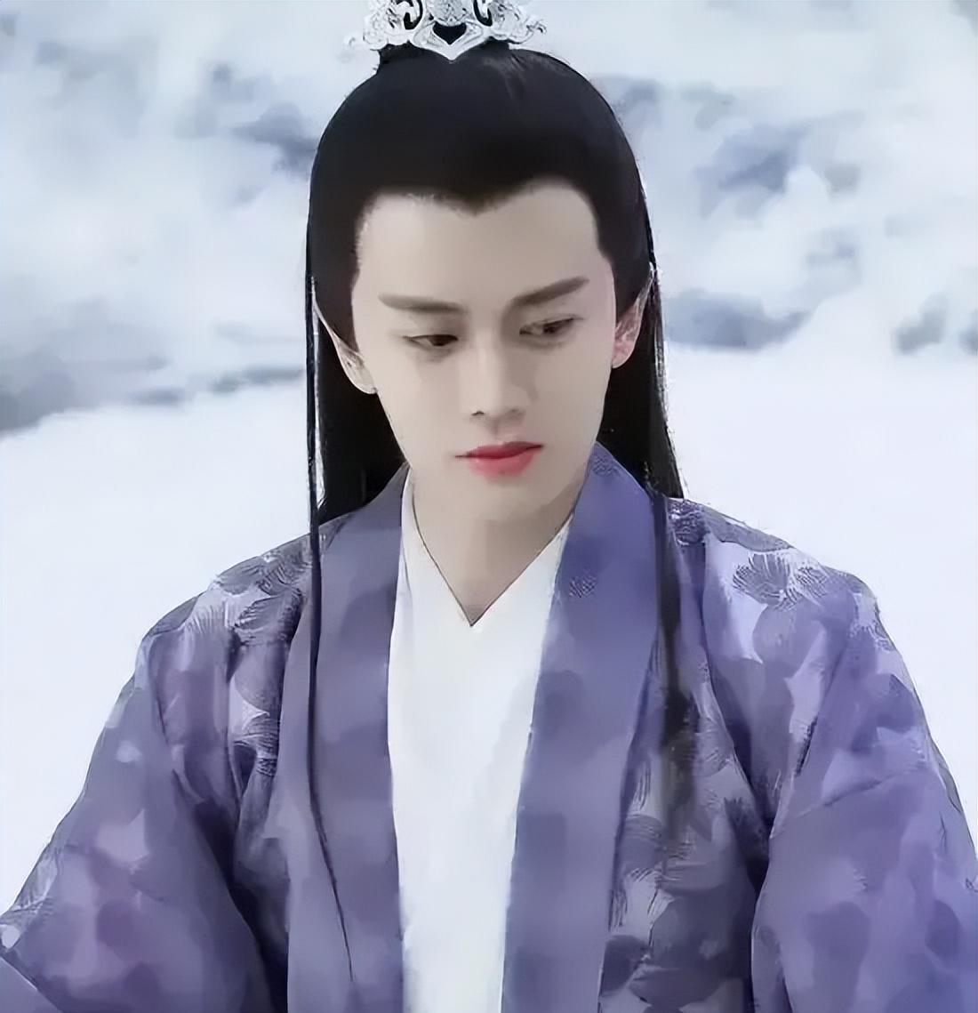 古时一妇人乐善好施，经常背着丈夫接济附近寺庙一老僧。妇人与丈夫均已年过四十，却仍